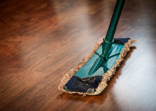 Hoe houd je jouw werkomgeving in Almelo schoon
